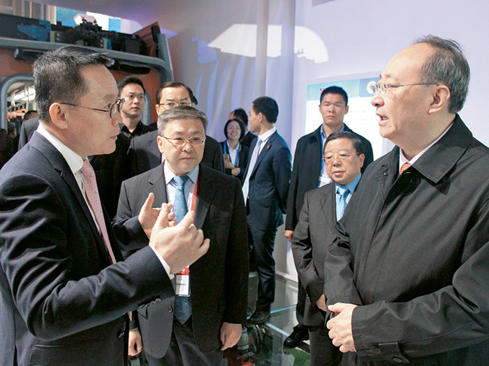  四川省委副书记、省长尹力在2016年西博会莅临成都展馆yl6809永利有轨电车展区